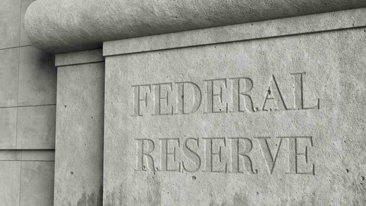 Economist and gold advocate Peter Schiff has issued a strong warning that the Federal Reserve is on the verge of repeating its past policy errors. He explained that the Fed’s anticipated actions, particularly interest rate cuts, “will be followed by a return to QE, another repeat mistake that will engender more debt and send consumer