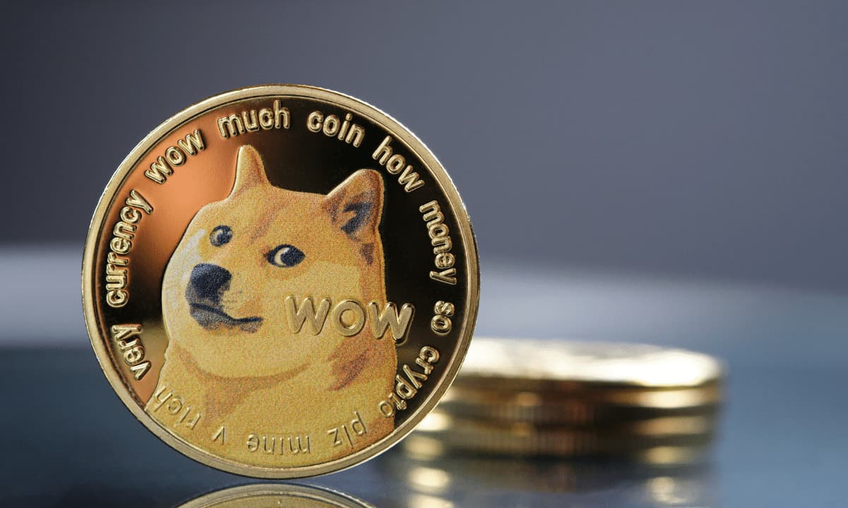 One analyst believes DOGE`s potential rally will trigger the next altcoin season.