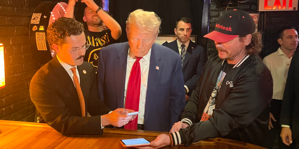 `Oh It Did Go Through!`: Bitcoin Boosters Get Trump to Buy Burgers With BTC