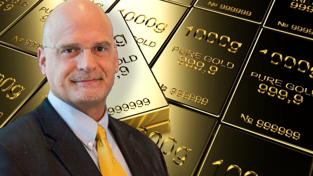 In a recent interview, Mike McGlone, Senior Commodity Strategist at Bloomberg Intelligence, emphasized the significant role of hedge funds in gold’s ongoing price surge. McGlone shared his insights on the impact of macroeconomic factors, including China’s economic slowdown and the Federal Reserve’s monetary policies, on the commodities market. Gold Eyes $3,000 Mark Amid Hedge Fund