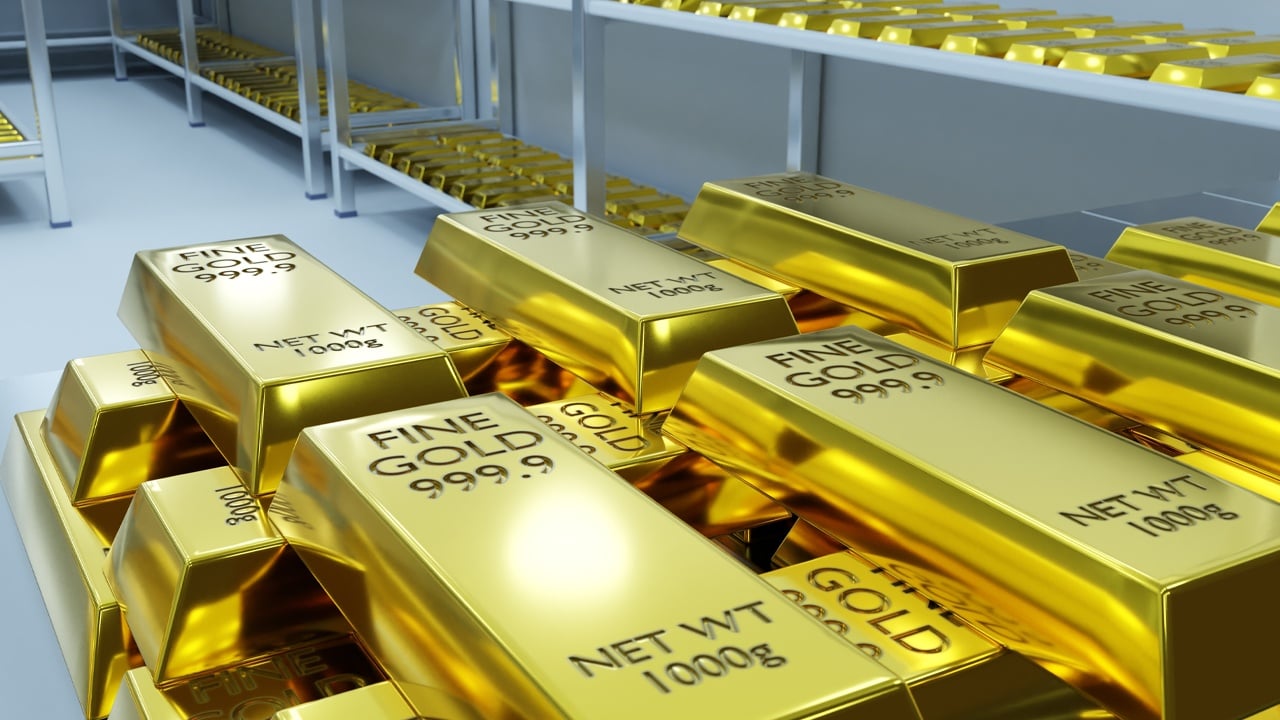 In early September, analysts from the financial powerhouse Goldman Sachs projected that the price of gold would hit $2,700 per ounce by next year. Fast forward to a month later, and Goldman’s market strategists are now setting their sights even higher, forecasting gold to climb to $2,900 per ounce in 2025. Gold Set for Gains: