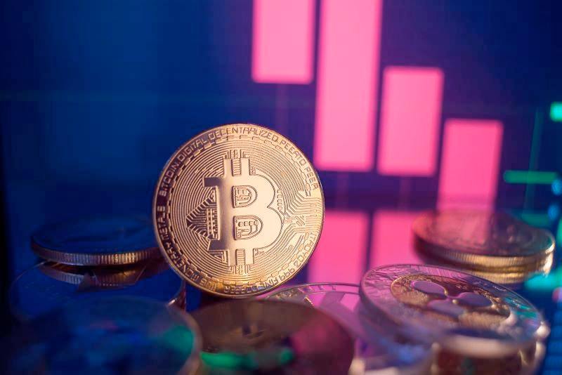 A cryptocurrency analyst has warned that Bitcoin’s (BTC) technical setup is signaling a possible correction toward the $50,000 mark as … Continue reading The post Crypto analyst sets Bitcoin price roadmap down to $52,000 appeared first on Finbold .