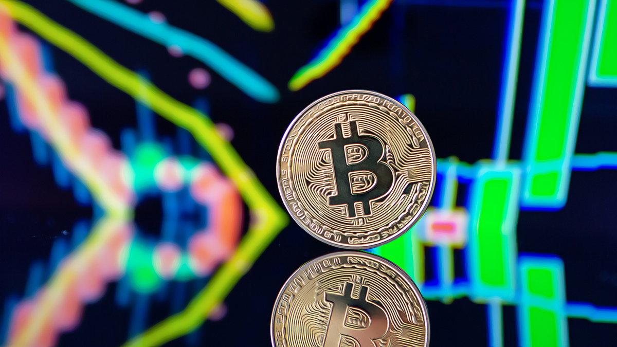 Bitcoin`s price has rebounded to $66,300 following a recent surge. Analysts predict ongoing bullish trends for both BTC and altcoins. Continue Reading: Bitcoin Price Surges Back to $66,300 Following Market Opening The post Bitcoin Price Surges Back to $66,300 Following Market Opening appeared first on COINTURK NEWS .