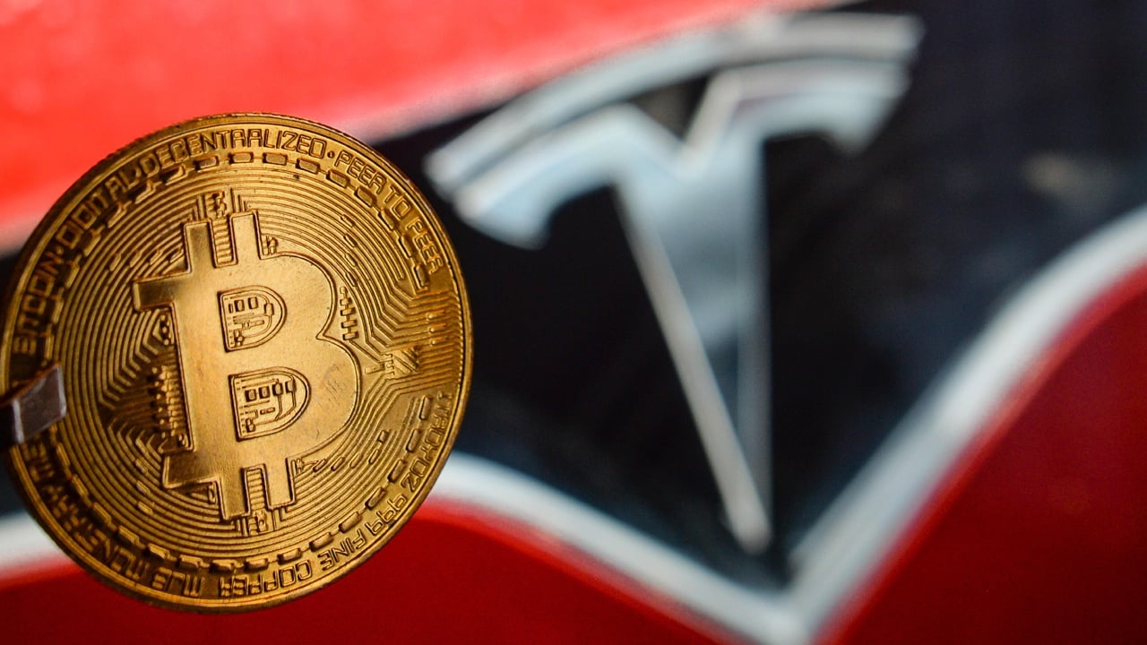 According to Arkham Intelligence, the bitcoin transferred by Tesla last week was likely just relocated to newer wallets, but the company still holds control over the funds. Arkham revealed that the assets are now spread across seven separate wallets. Arkham Confirms Tesla’s Bitcoin Stash Remains Untouched—Spacex Holds $550M The crypto community buzzed last week when