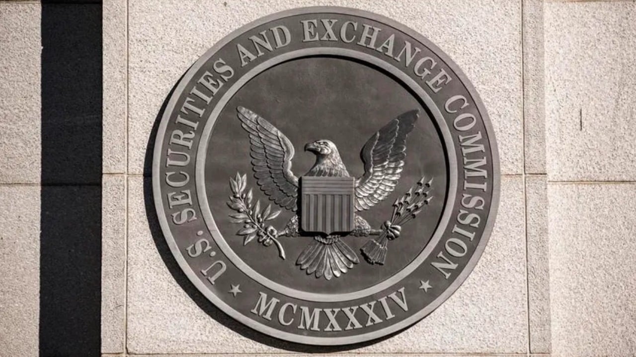 Former CFTC Chair boldly predicts the SEC will drop its Ripple lawsuit, heralding a regulatory shift that could ignite a major rally for XRP. Former CFTC Chair Bets SEC Will Drop Ripple-XRP Lawsuit Under Incoming Crypto-Friendly Admin Former U.S. Commodity Futures Trading Commission (CFTC) Chair Chris Giancarlo, known as “Crypto Dad” for his support of