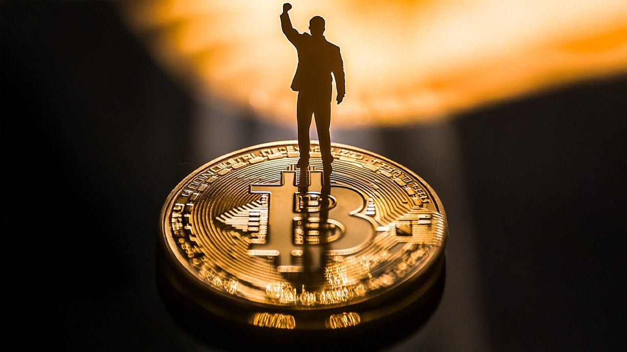 Bitcoin’s surge past $100,000 has created 14,211 new millionaires and four new billionaires, a new study NFT Evening has revealed. Bitcoin Investors Outshine Blue-Chip Stock Investors According to findings from an NFT Evening study, bitcoin’s surge past the $100,000 mark has created 14,211 new millionaires and four new billionaires. The report explains that bitcoin (BTC)