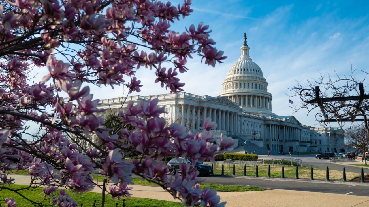 Ripple’s chief legal officer has urged Congress to focus on innovation-friendly crypto regulation, rejecting punitive measures and abstract policies amid growing criticism of the SEC’s approach. New Congress, New Rules? Ripple’s Vision for Crypto Regulation Unveiled Ripple’s chief legal officer, Stuart Alderoty, has called for a pragmatic approach to cryptocurrency regulation in the upcoming Congress.