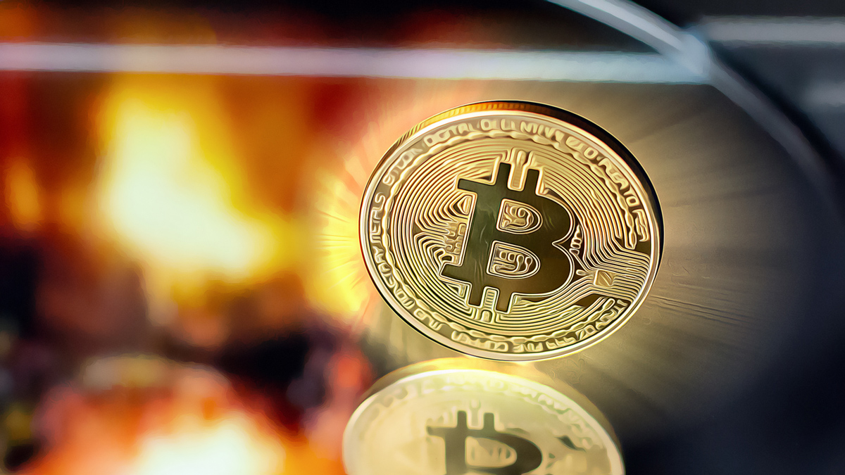 Bitcoin Faces Resistance: Expert Warnings and Market Perspectives