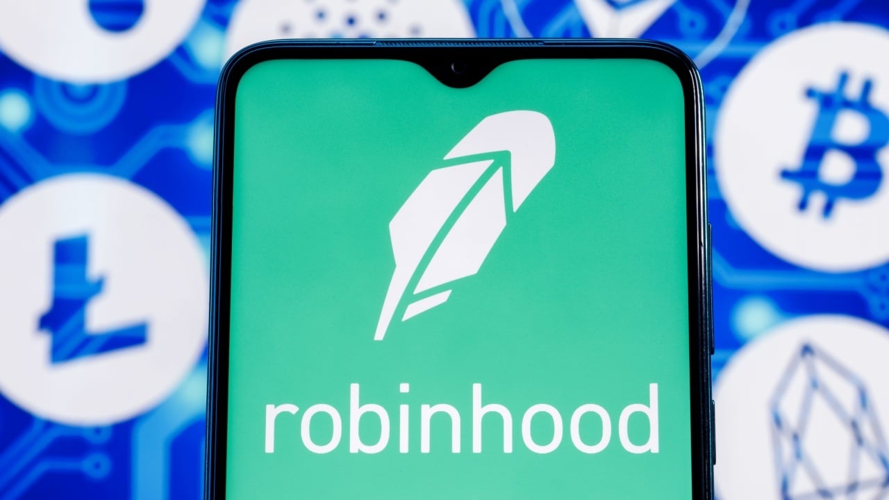 Robinhood posted record-breaking Q4 revenue of $1.01 billion, driven by a 500% surge in cryptocurrency transaction fees. Crypto trading revenue hit $358 million, marking the company’s strongest quarter yet in digital assets. Crypto Trading Drives New Revenue Record for Robinhood Robinhood has reported a record-breaking fourth quarter, with total revenue reaching $1.01 billion, up 37%