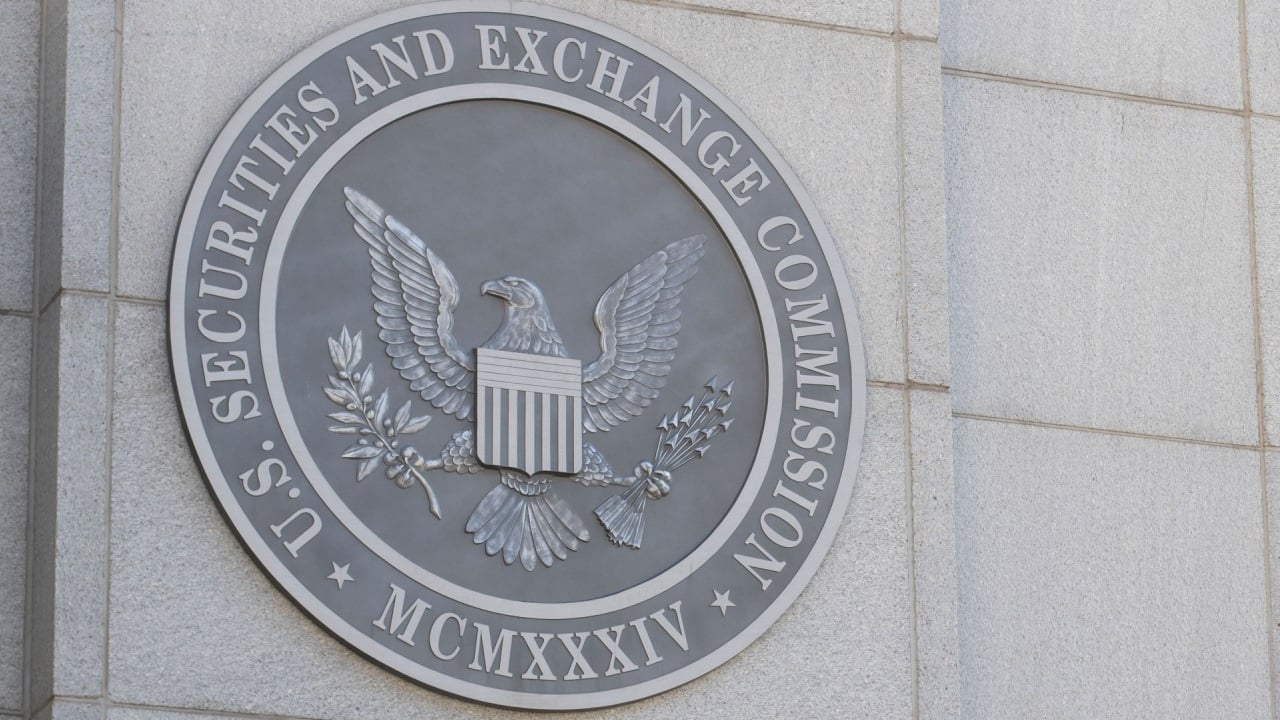 Robinhood pushed the SEC in a high-profile meeting to clarify crypto rules, criticizing case-by-case litigation and urging a structured regulatory framework. Robinhood Urges SEC to Clarify Crypto Rules During High-Profile Meeting The U.S. Securities and Exchange Commission (SEC)’s Crypto Task Force met with representatives from Robinhood Markets Inc. on Feb. 19 to discuss regulatory approaches