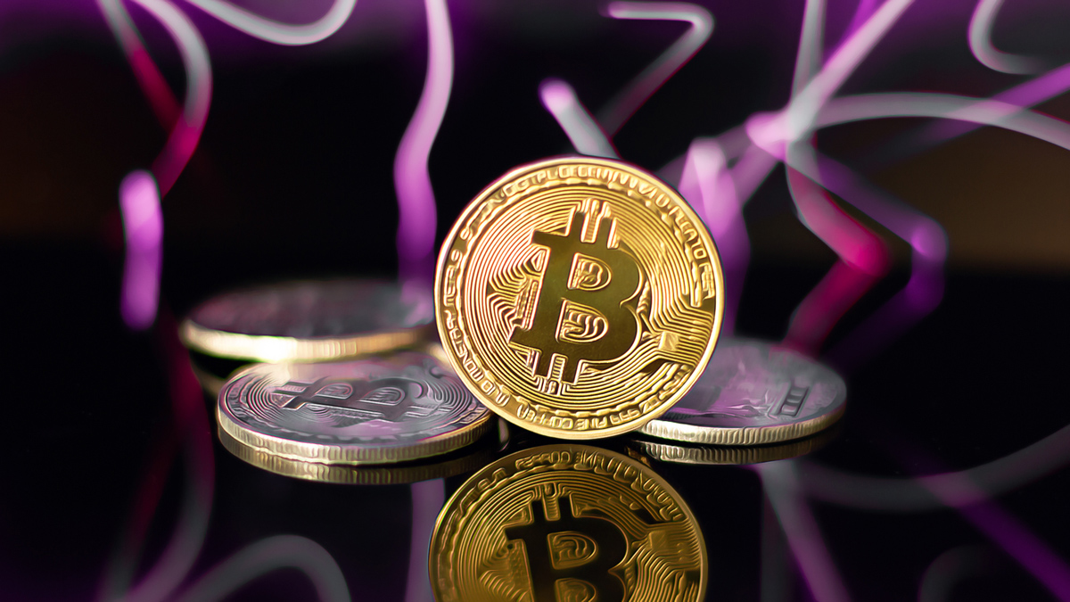 Bitcoin’s Price Plunge Sparks Fear: Insights from Cathie Wood and Market Experts