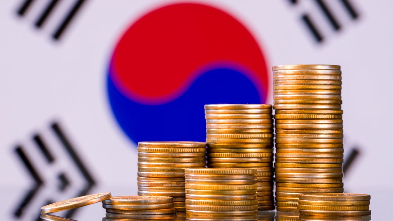 South Korea is shifting its stance on crypto, moving towards a more open approach by lifting its ban on institutional crypto trading.The Financial Services Commission (FSC) will release crypto investment guidelines, with staggered timelines for different participants. This move aims to develop the crypto market while ensuring user protection. The guidelines will include best practices